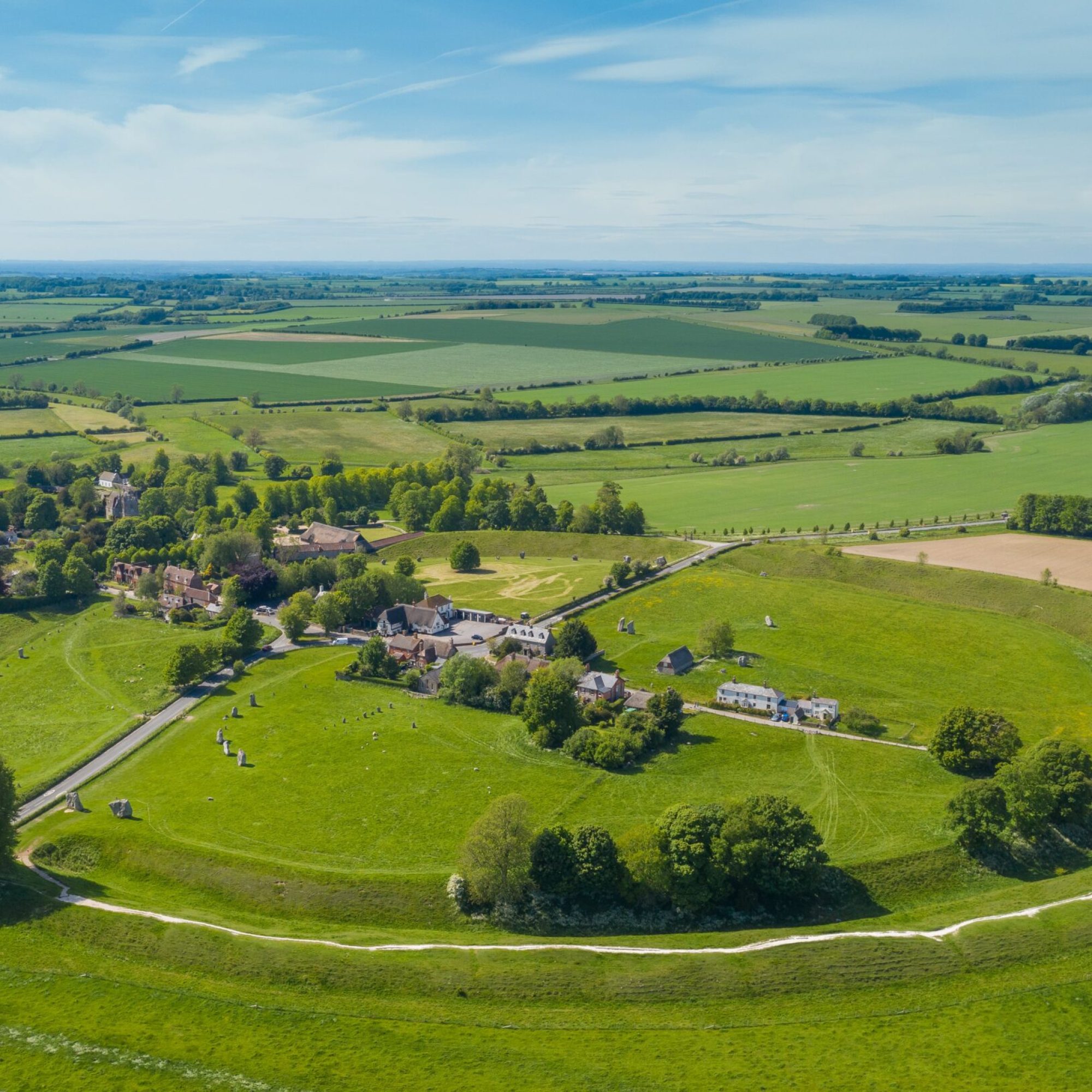 AVEBURY-CIRCLE-STONEHENGE-min
