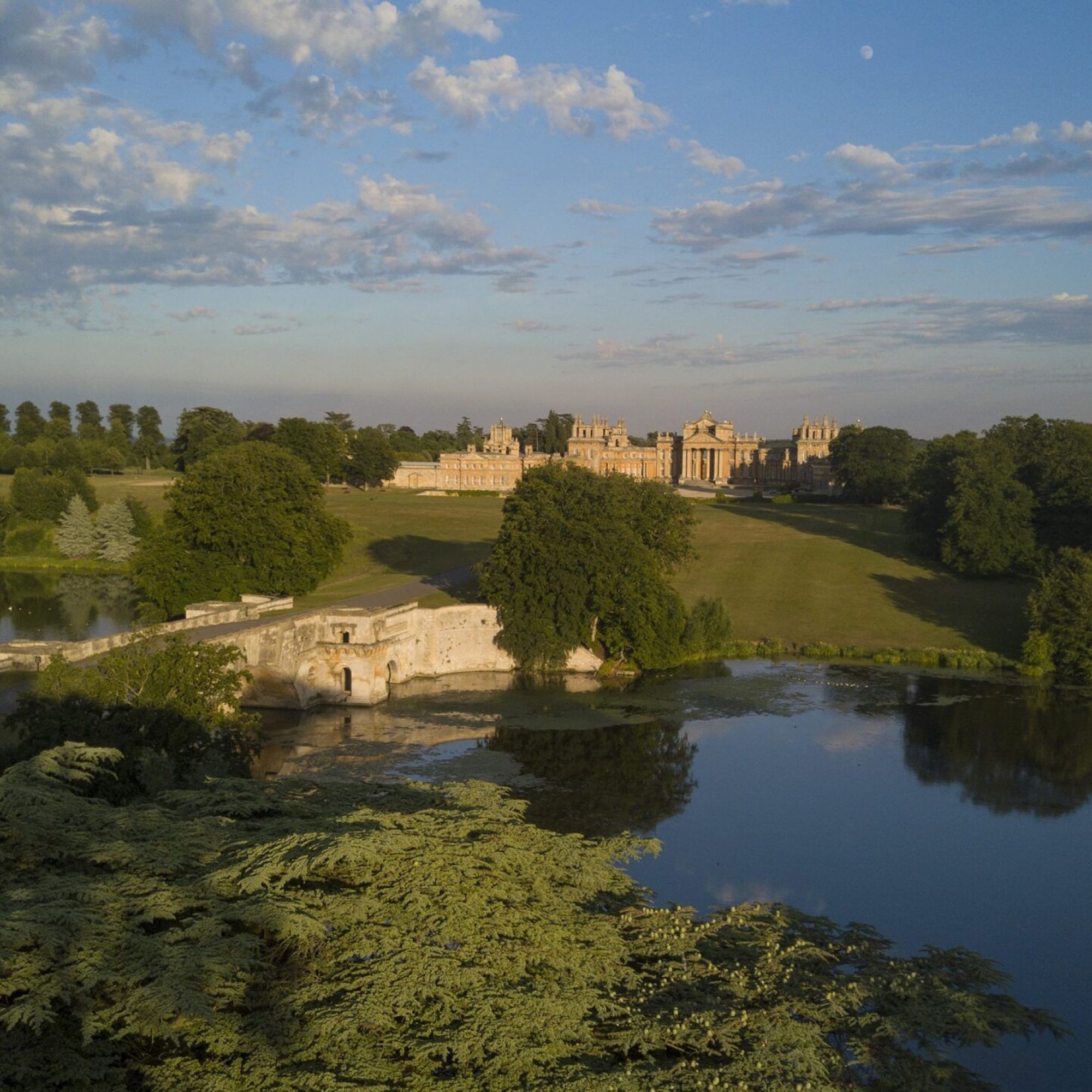 blenheim palace lake and grand bridge-min