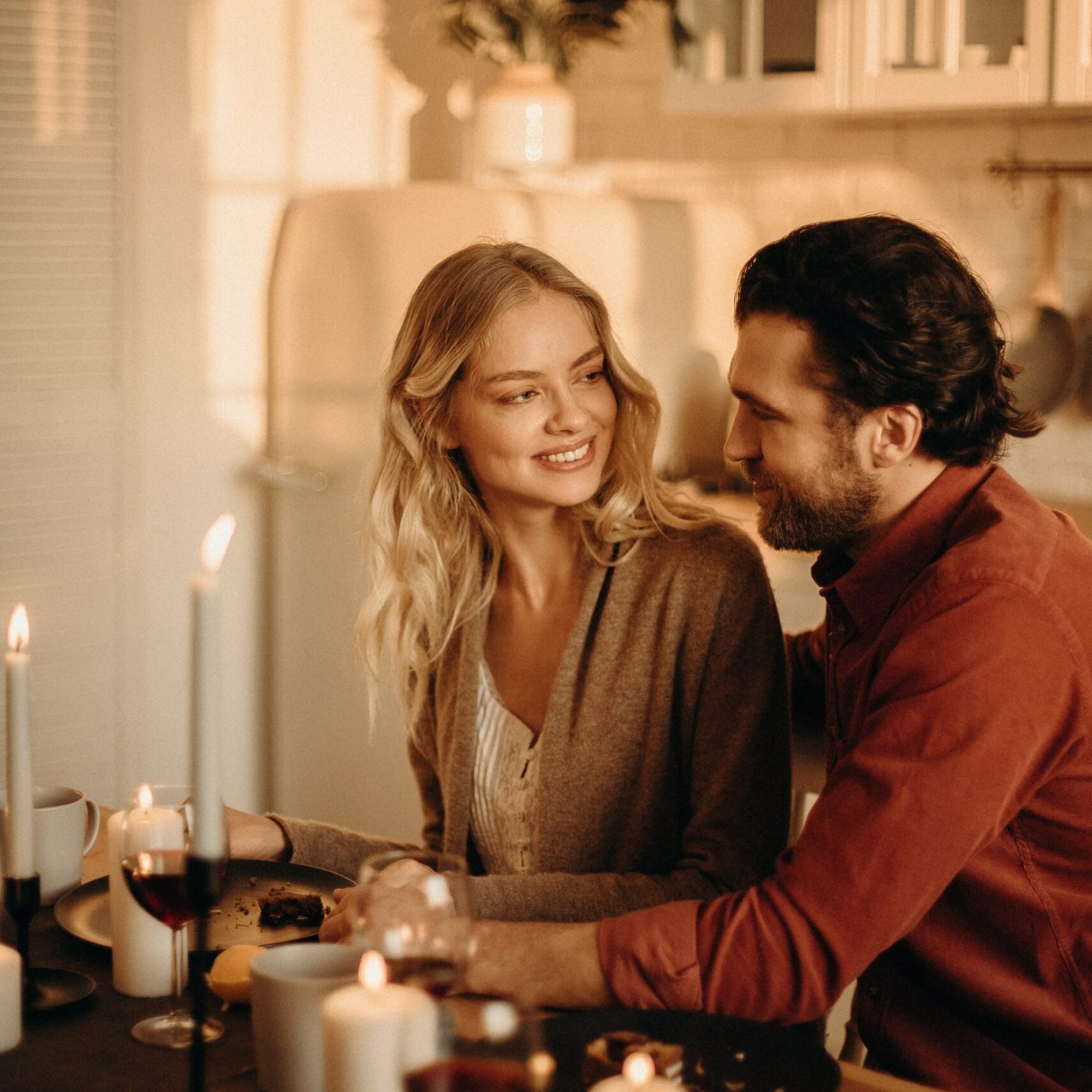 couple-candle-lit-dinner-min