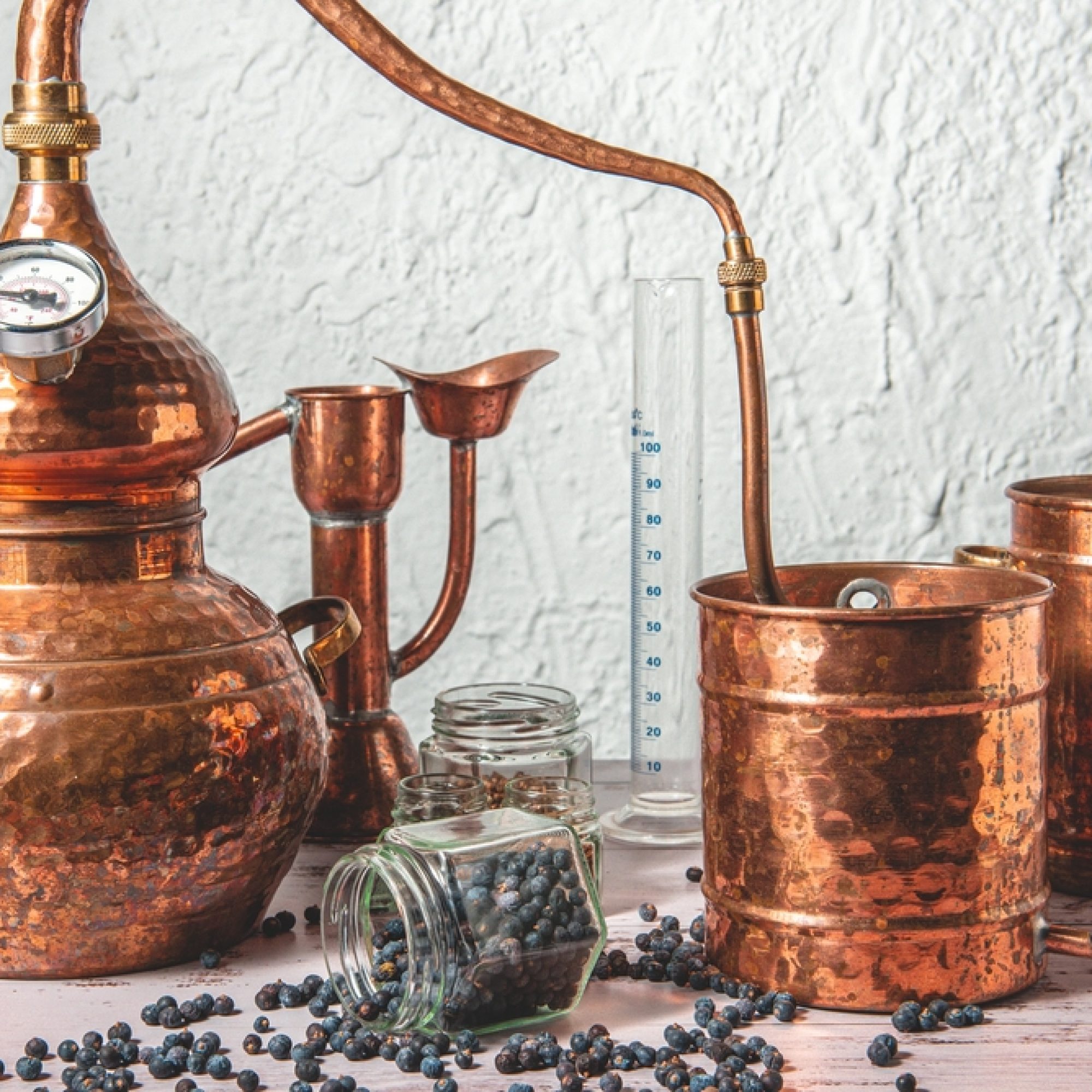 Copper,Alembic,Used,For,Distilling,With,Botanicals,,Juniper,Cardamom,gin