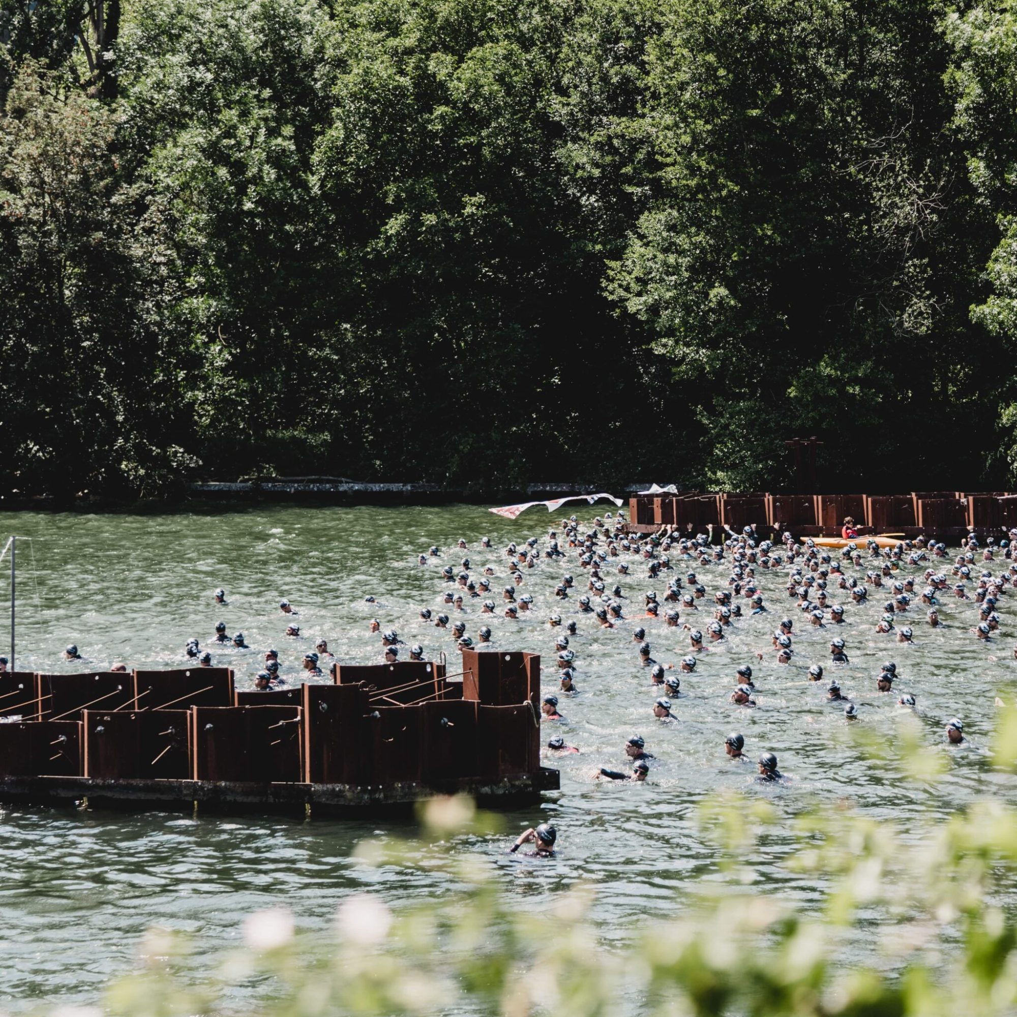 open-water-swimming-group-people-min