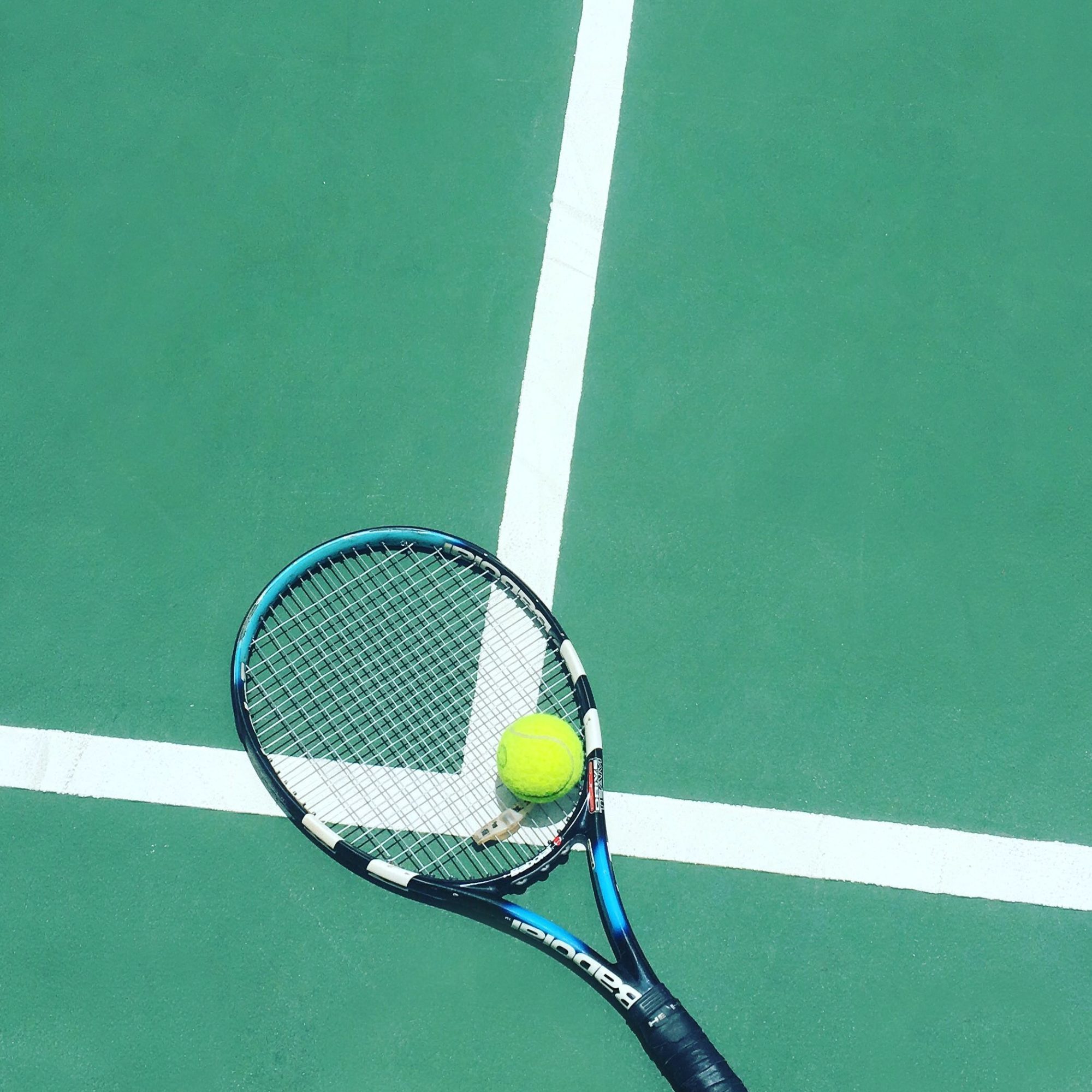 tennis-ball-racket-min